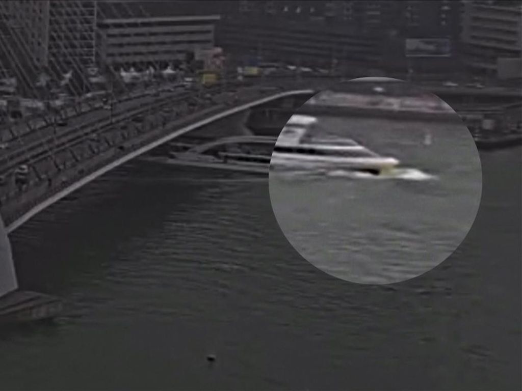 Rekaman CCTV Tabrakan Dua Kapal di Sungai Nieuwe Maas Belanda