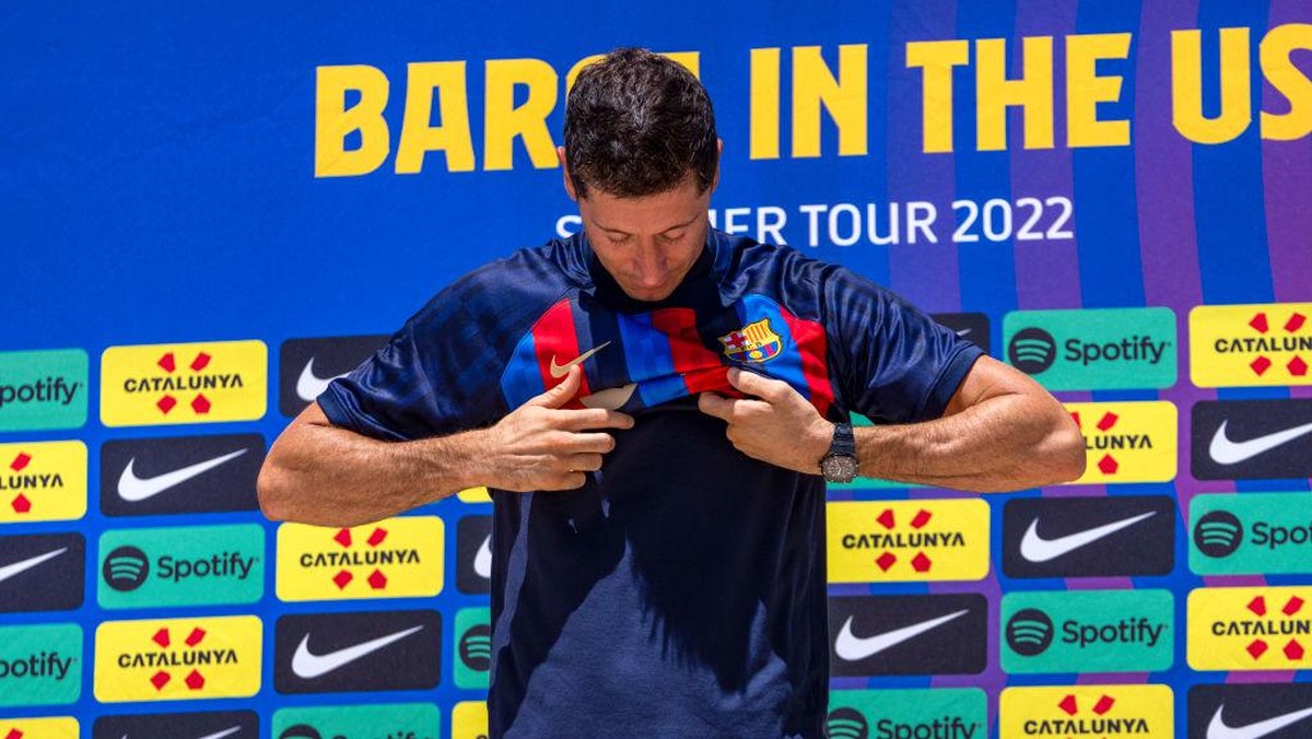Robert Lewandowski saat diperkenalkan sebagai pemain baru Barcelona. (Foto: Eric Espada/Getty Images)