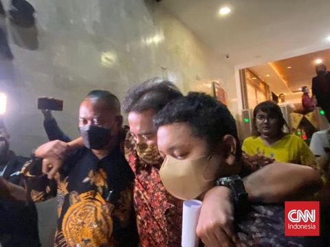 Roy Suryo usai menjalani 12 jam pemeriksaan di Gedung Ditreskrimum Polda Metro Jaya, Jumat (22/7).