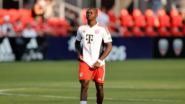 WASHINGTON, DC - JULY 20: Sadio Mané #17 of Bayern Munich warms up during the pre-season friendly match between DC United and Bayern Munich at Audi Field on July 20, 2022 in Washington, DC. (Photo by Tim Nwachukwu/Getty Images)