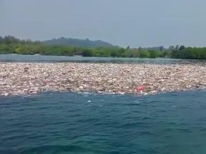 Duh! Perairan di Pulau Sangiang Banten Dipenuhi Sampah