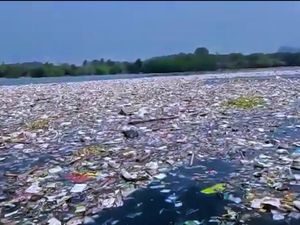 Penampakan Lautan Sampah di Laut Pulau Sangiang Banten