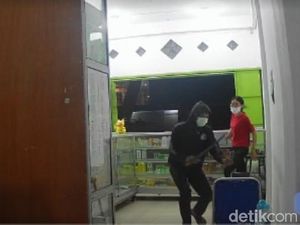 Perampok Berkelewang Rampas HP Penjaga Apotek di Medan Ditangkap Perampok Berkelewang Rampas HP Penjaga Apotek di Medan Ditangkap