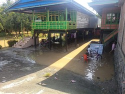Sungai di Sidrap Meluap Membanjiri Permukiman, Warga Bangun Tanggul