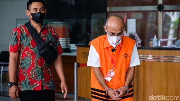 Tersangka Suap Eks Walkot Jogja Tertunduk Usai Diperiksa KPK