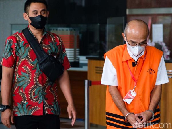Tersangka Suap Eks Walkot Jogja Tertunduk Usai Diperiksa KPK