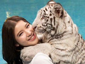 Dear Tiara Andini, Foto Kamu Dipeluk Harimau Bikin Fans Kecewa!