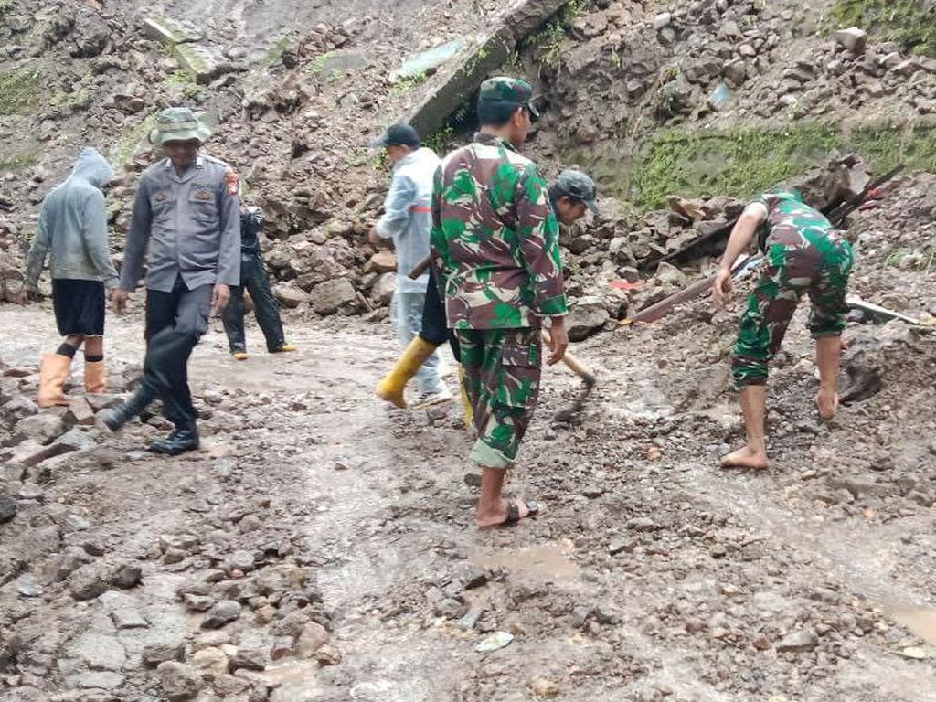 9 Desa dan 1 Kelurahan di Bone Terisolir, TNI-Polri Bantu Buka Jalur Longsor 9 Desa dan 1 Kelurahan di Bone Terisolir, TNI-Polri Bantu Buka Jalur Longsor