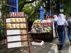 Duh... Trotoar di Jalan Raya Bogor Kramat Jati Dikuasai Pedagang Buah