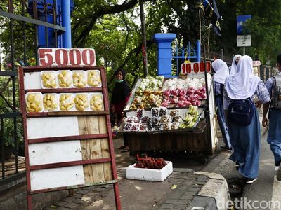 Duh... Trotoar di Jalan Raya Bogor Kramat Jati Dikuasai Pedagang Buah