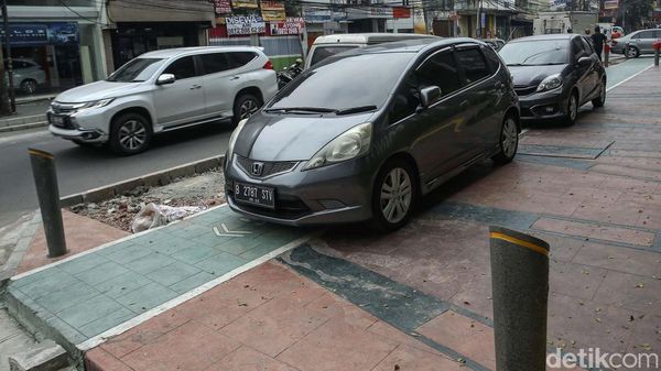Trotoar Mulus di Pecenongan Jadi Lahan Parkir Liar, Ini Foto-fotonya