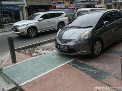 Trotoar Mulus di Pecenongan Jadi Lahan Parkir Liar, Ini Foto-fotonya