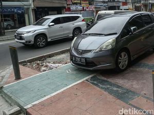 Trotoar Mulus di Pecenongan Jadi Lahan Parkir Liar, Ini Foto-fotonya
