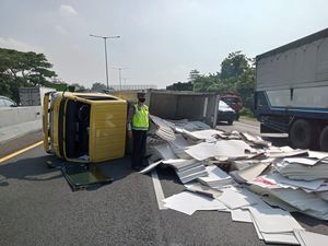 Truk Angkut Kertas Terguling di Tol Waru-Muatan Berhamburan