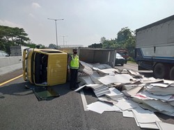 Truk Angkut Kertas Terguling di Tol Waru-Muatan Berhamburan