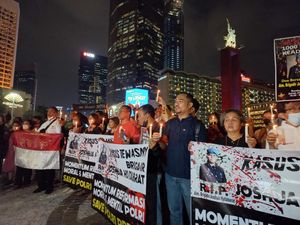 Warga Gelar Aksi Seribu Lilin Keadilan untuk Brigadir J di Bundaran HI Warga Gelar Aksi Seribu Lilin Keadilan untuk Brigadir J di Bundaran HI