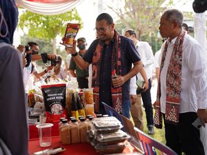 Warga Serbu Pasar Murah di Rembang