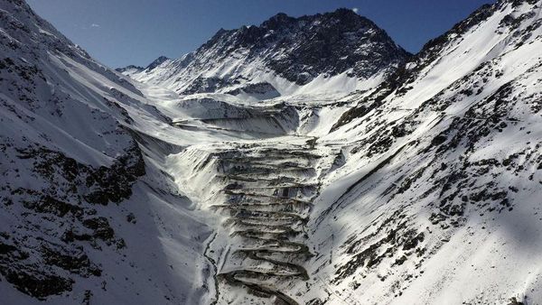 Adu Nyali! Menyusuri Jalan Berliku di Antara Lereng Curam Andes