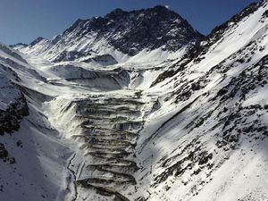 Adu Nyali! Menyusuri Jalan Berliku di Antara Lereng Curam Andes