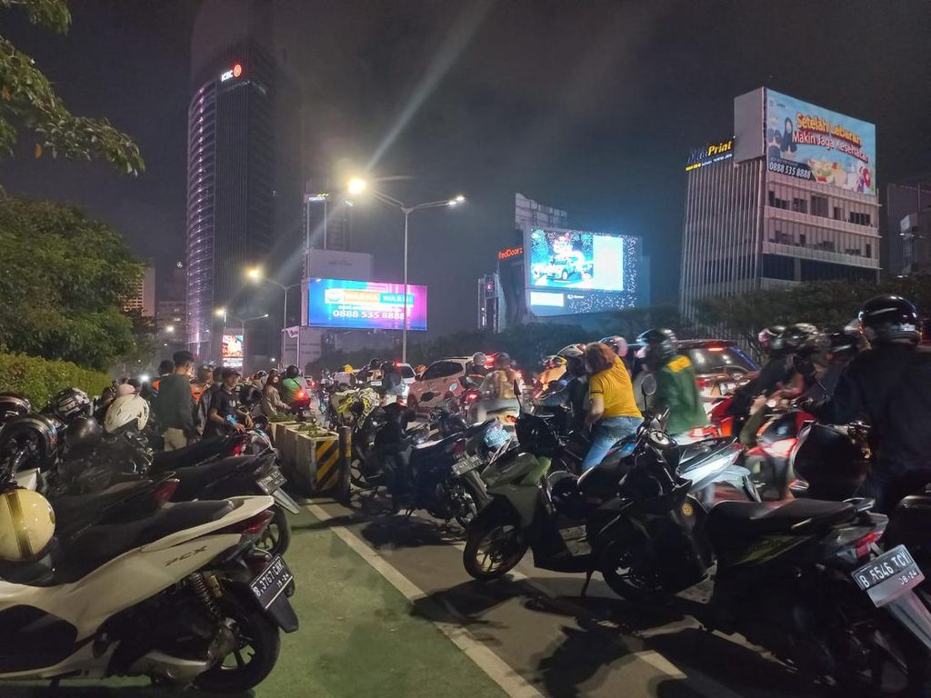 Dishub Bakal Angkut Kendaraan Bandel Parkir Liar di Citayam Fashion Week Dishub Bakal Angkut Kendaraan Bandel Parkir Liar di Citayam Fashion Week