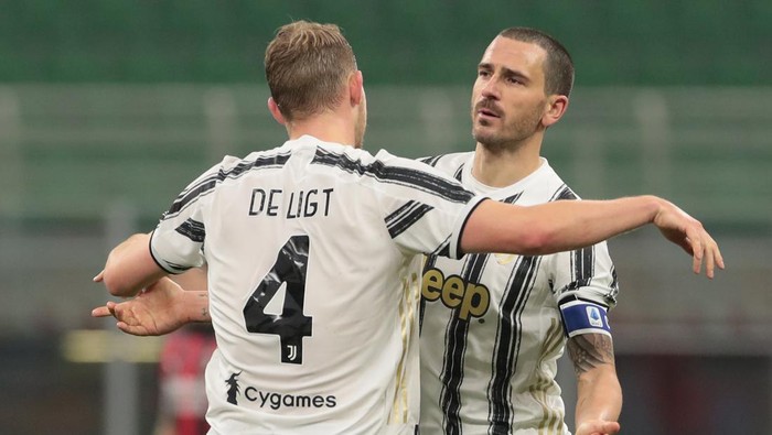 MILAN, ITALY - JANUARY 06: Leonardo Bonucci of Juventus celebrates the victory with his team mate Matthijs de Ligt at the end of the Serie A match between AC Milan and Juventus at Stadio Giuseppe Meazza on January 06, 2021 in Milan, Italy. Sporting stadiums around Italy remain under strict restrictions due to the Coronavirus Pandemic as Government social distancing laws prohibit fans inside venues resulting in games being played behind closed doors. (Photo by Emilio Andreoli/Getty Images )