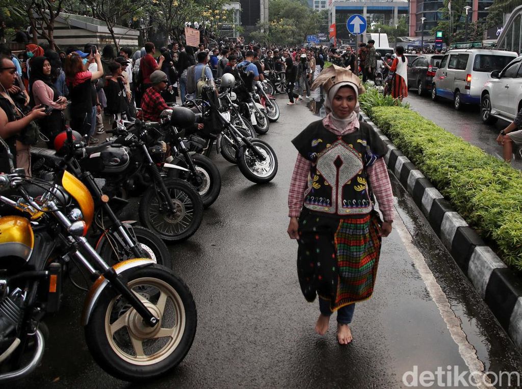 Polisi Larang Parkir di Trotoar Citayam Fashion Week, Ancam Angkut Motor