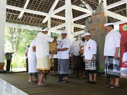 Tumpek Krulut di Tabanan, Pemkab Serahkan Tali Asih ke Panti Jompo