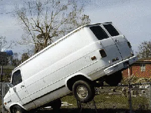 Deretan Foto Mobil Nungging-Nyungsep, Korban Ganasnya Alam