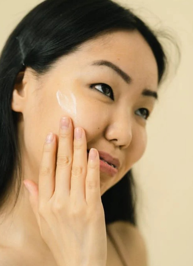 Gunakan Primer sebelum Foundation/Foto: pexels.com/ SHVETS production Gunakan Primer sebelum Foundation
