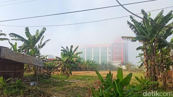 Penampakan Asap Mengepul di Sekitar Gudang Pupuk Mranggen yang Terbakar