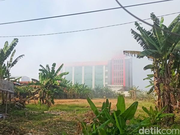 Penampakan Asap Mengepul di Sekitar Gudang Pupuk Mranggen yang Terbakar