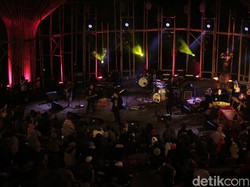 Ahmad Albar Nyanyi Zakia, Nuansa Dangdut Warnai Jazz Gunung Bromo 2022