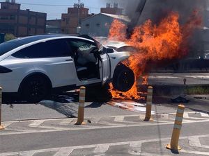 Ini Fitur Keselamatan Tesla Model X, Mobil Kakak Boboho yang Terbakar Usai Tabrakan Ini Fitur Keselamatan Tesla Model X, Mobil Kakak Boboho yang Terbakar Usai Tabrakan