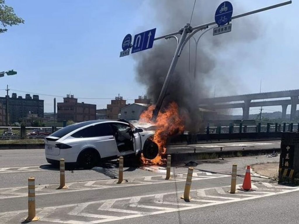 Penampakan Mobil Jimmy Lin yang Terbakar Usai Kecelakaan
