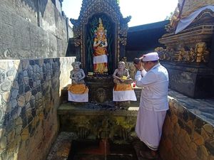 Melukat di Pura Griya Perak, Memohon Keturunan-Kesembuhan Penyakit Melukat di Pura Griya Perak, Memohon Keturunan-Kesembuhan Penyakit