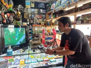 Obati Rindu Main Gim Konsol Era 70-90an di Pasar Antik Cikapundung Obati Rindu Main Gim Konsol Era 70-90an di Pasar Antik Cikapundung