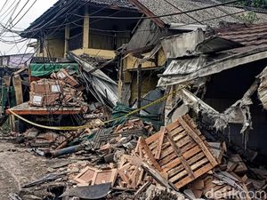 Truk Tabrak 2 Rumah di Sukabumi Hingga Hancur gegara Sopir Ngantuk