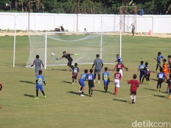 Madura United Hadapi Ratusan Bocah Sambut Momen Hari Anak Nasional