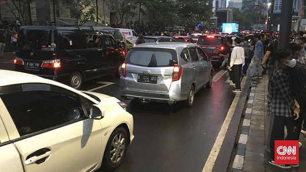 Area jalan yang biasa digunakan para muda-mudi untuk kegiatan Citayam Fashion Week mengalami kemacetan hari ini Sabtu (23/7) sore.