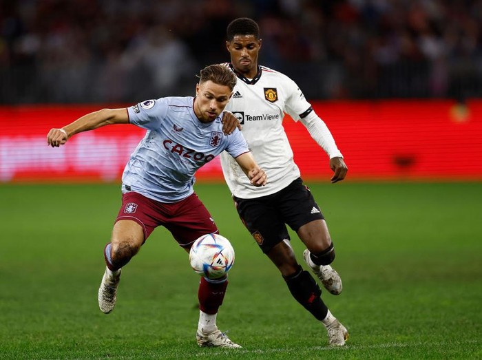 PERTH, AUSTRALIA - JULY 23: Matty Cash of Aston Villa controls the ball against Marcus Rashford of Manchester United during the Pre-Season Friendly match between Manchester United and Aston Villa at Optus Stadium on July 23, 2022 in Perth, Australia. (Photo by Paul Kane/Getty Images)