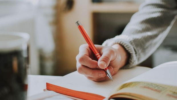 Menulis jurnal/ Foto: unsplash.com/Lilartsy