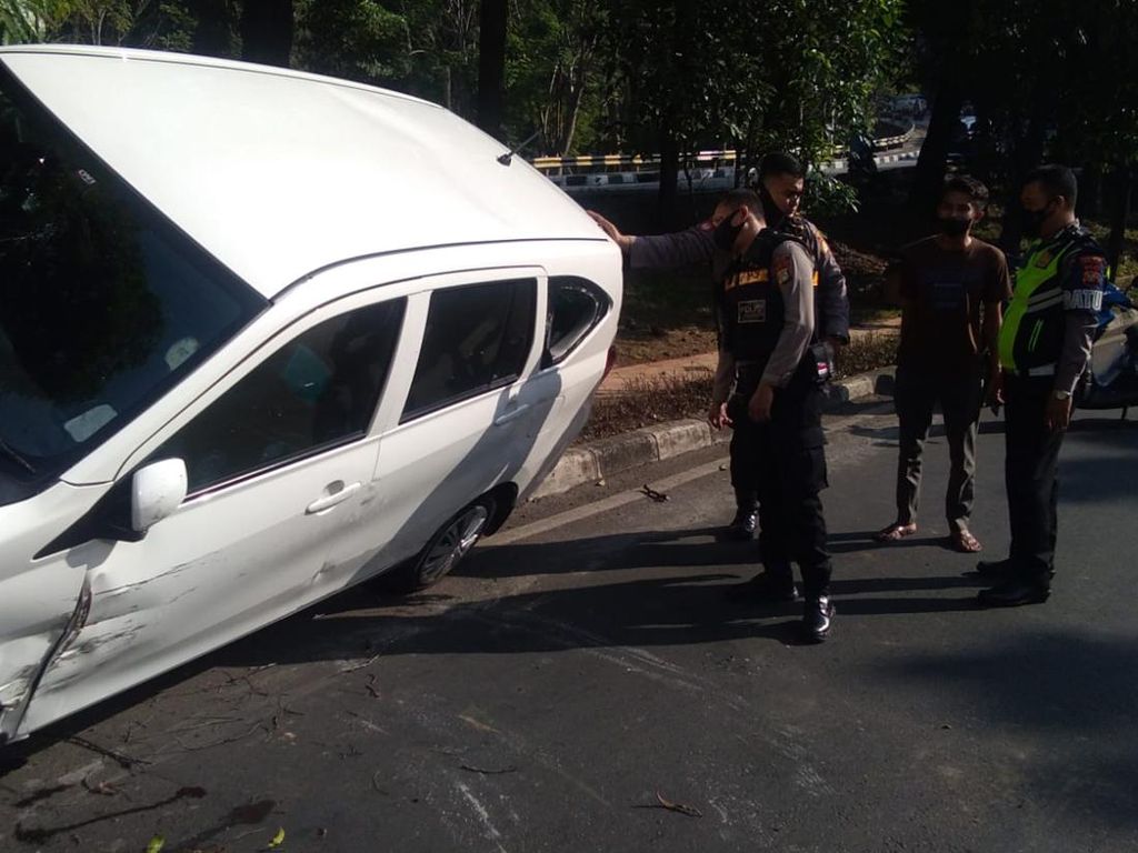 Sopir Mengantuk, Mobil Tabrak Separator hingga Terguling di Jl Margonda Depok