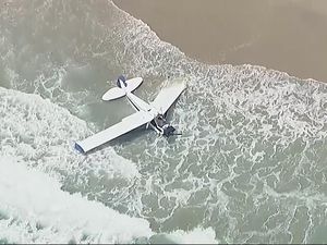 Ngeri! Pesawat Kecil Jatuh di Pantai California saat Ada Kompetisi