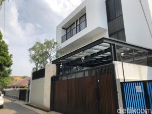 Suasana Rumah Nikita Mirzani Usai Dipulangkan dari Polres Serang Kota Suasana Rumah Nikita Mirzani Usai Dipulangkan dari Polres Serang Kota