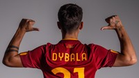 Paulo Dybala pakai nomor 21 di Roma meski sudah mendapatkan izin untuk ambil nomor 10, yang identik dengan Francesco Totti. (Foto: Fabio Rossi/AS Roma via Getty Images)