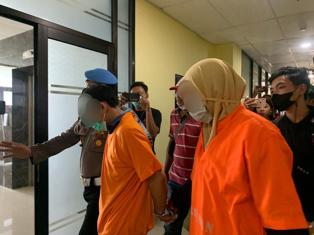 Polisi Tetapkan Orang Tua yang Rantai Anaknya di Bekasi Jadi Tersangka Polisi Tetapkan Orang Tua yang Rantai Anaknya di Bekasi Jadi Tersangka
