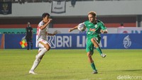 Laga yang dihadiri dengan dukungan penuh suporter PSS Sleman tersebut berlangsung pukul 18.15 waktu setempat. 