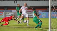 Babak pertama berjalan menarik, tim tuan rumah PSS Sleman langsung tampil menyerang. Untuk menciptakan gol cepat, namun hingga menit ke-15 babak pertama belum ada gol tercipta.  