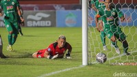 Keasikan menyerang membuat pertahanan PSS Sleman lengah, alhasil gelandang serang PSM Makassar Wiljan Pluim berhasil membobol gawang PSS Sleman pada menit ke-17. Gol bermula dari kemelud di depan gawang yang membuat kiper PSS Sleman M. Ridwan tak mampu menghalau bola pantulan mistar gawang hasil sepakan Wiljan Pluim.  