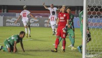 PSS Sleman mencoba bangkit, dengan tampil menyerang, namun selalu digagalkan oleh pemain bertahan PSM Makassar. Usaha menyamakan kedudukan semakin berat, setelah Wijan Pluim kembali membobol gawang PSS Sleman untuk kedua kalinya pada menit ke-28.  